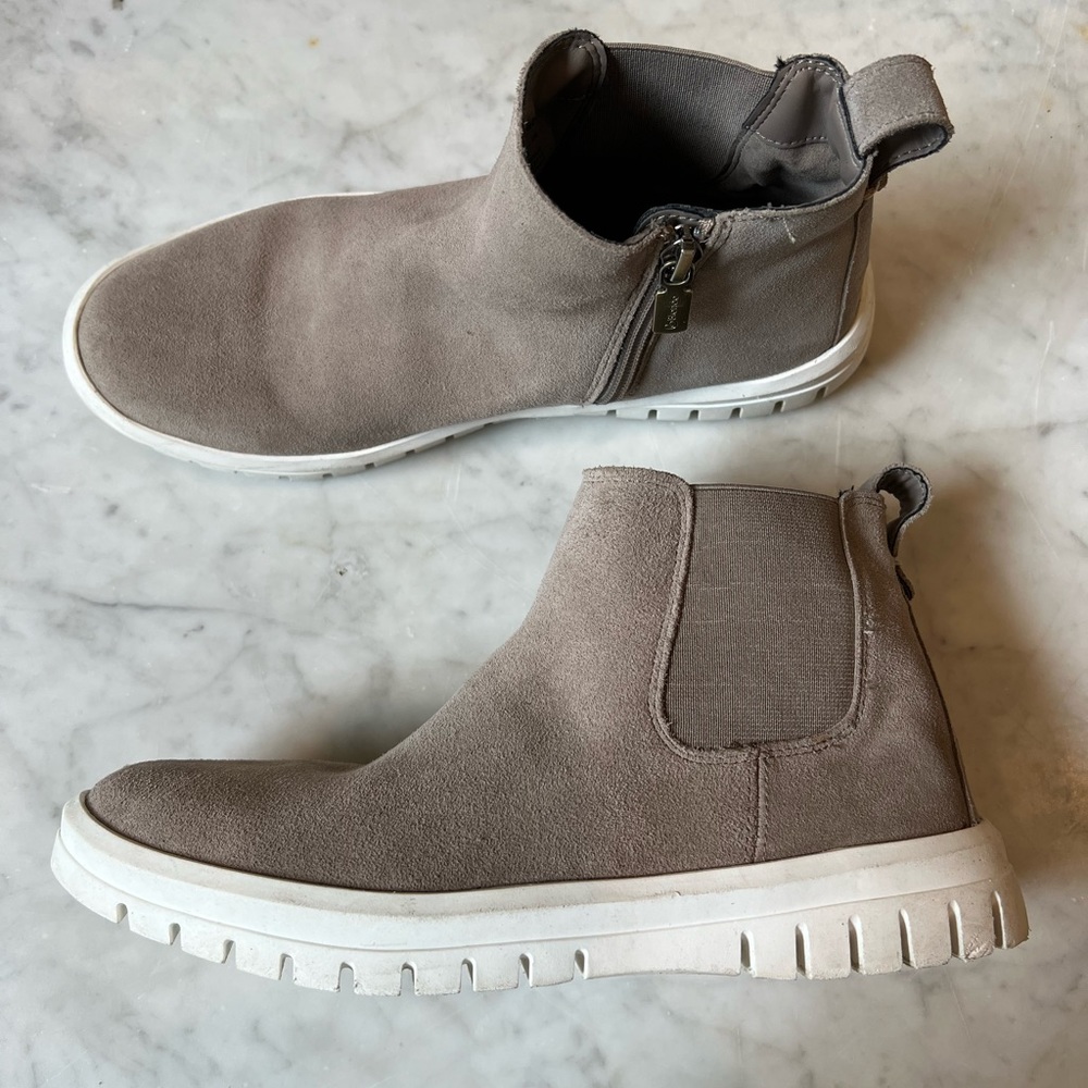 Blonde waterproof booties size 8